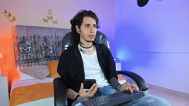 Vergil Noir  online show from May 15, 3:37 am