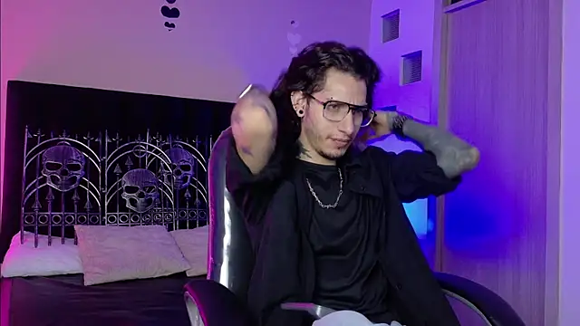 Vergil Noir  online show from June 3, 4:13 am