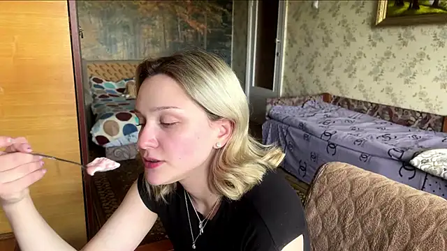 Snapshot of AlisiaStreitmatter chatting on May 18, 11:04 am AlisiaStreitmatter online show from May 18, 11:04 am
