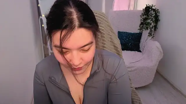 MomoRins online show from April 28, 8:57 pm