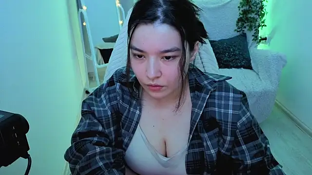 MomoRins online show from April 28, 2:27 am