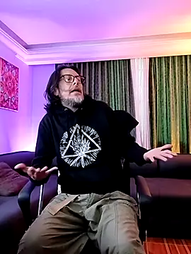 DaddyLolii online show from August 6, 11:00 pm