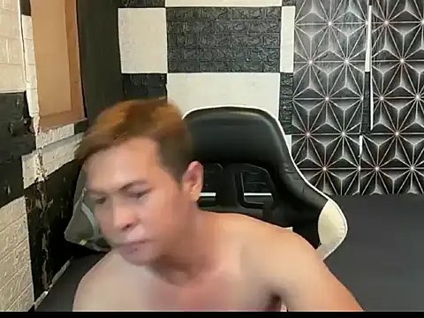 Snapshot of FuckMeeGUYS chatting on June 10, 5:30 am FuckMeeGUYS online show from June 10, 5:30 am