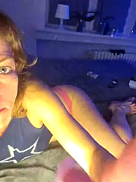 Snapshot of SweetLuc11 chatting on May 4, 1:42 am SweetLuc11 online show from May 4, 1:42 am