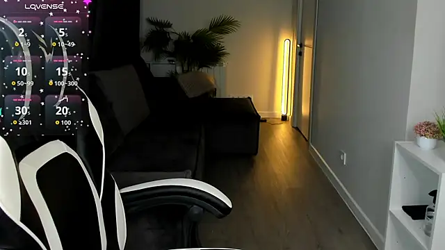 Leslie Scott online show from June 15, 1:06 am
