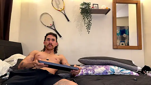 Snapshot of Aaron_wheel chatting on May 11, 12:34 am Aaron wheel online show from May 11, 12:34 am