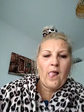 Snapshot of Divineblond chatting on October 27, 10:05 am Divineblond online show from October 27, 10:05 am