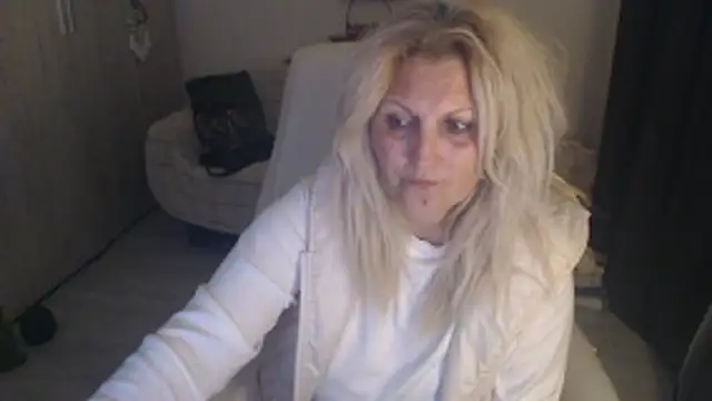 Divineblond online show from April 8, 9:27 pm