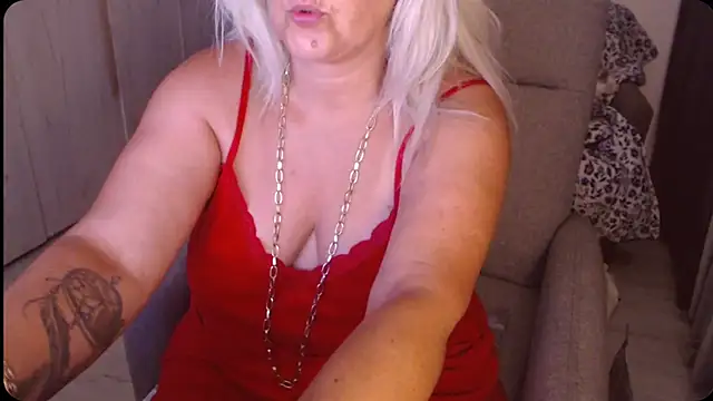 Snapshot of Divineblond chatting on July 13, 12:00 am Divineblond online show from July 13, 12:00 am
