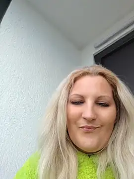 Divineblond online show from May 17, 3:34 pm