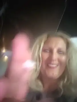 Snapshot of Divineblond chatting on June 11, 7:33 pm Divineblond online show from June 11, 7:33 pm