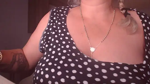 Snapshot of Divineblond chatting on September 12, 12:11 am Divineblond online show from September 12, 12:11 am