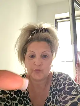 Snapshot of Divineblond chatting on October 8, 11:45 am Divineblond online show from October 8, 11:45 am