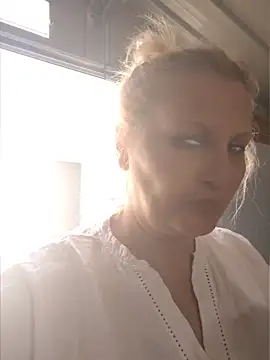 Divineblond online show from May 24, 1:22 pm