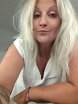 Snapshot of Divineblond chatting on July 11, 8:20 pm Divineblond online show from July 11, 8:20 pm