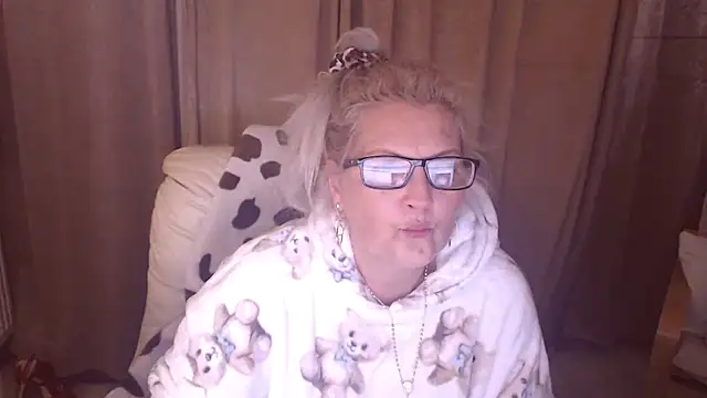 Snapshot of Divineblond chatting on November 7, 7:29 pm Divineblond online show from November 7, 7:29 pm