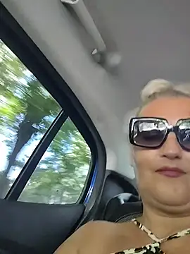 Snapshot of Divineblond chatting on July 2, 7:14 am Divineblond online show from July 2, 7:14 am