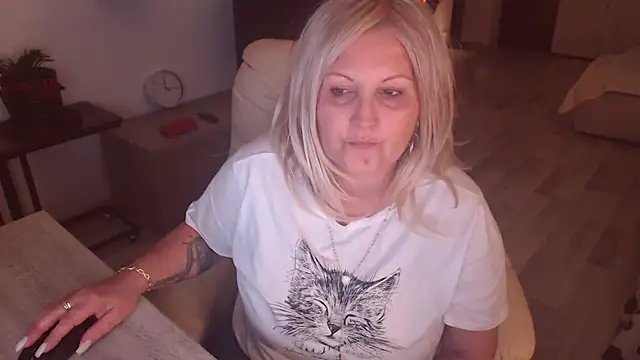 Snapshot of Divineblond chatting on October 19, 9:17 pm Divineblond online show from October 19, 9:17 pm