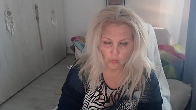 Divineblond online show from May 14, 3:09 pm
