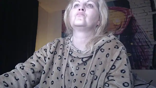 Snapshot of Divineblond chatting on March 22, 2:27 am Divineblond online show from March 22, 2:27 am