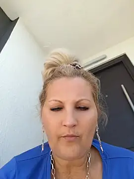 Divineblond online show from May 15, 1:42 pm