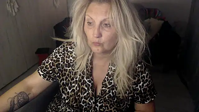 Divineblond online show from April 16, 10:45 pm