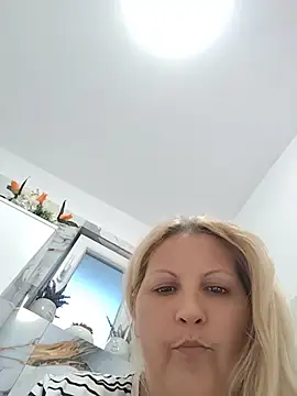 Snapshot of Divineblond chatting on June 12, 5:21 pm Divineblond online show from June 12, 5:21 pm