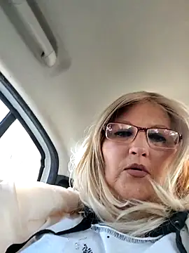 Snapshot of Divineblond chatting on October 21, 11:42 am Divineblond online show from October 21, 11:42 am