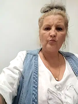 Snapshot of Divineblond chatting on October 28, 4:50 pm Divineblond online show from October 28, 4:50 pm