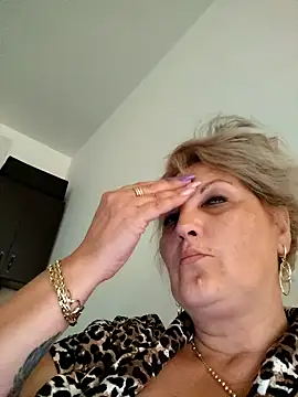 Snapshot of Divineblond chatting on October 1, 10:41 am Divineblond online show from October 1, 10:41 am