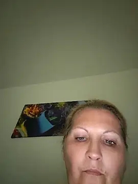 Snapshot of Divineblond chatting on June 6, 9:09 pm Divineblond online show from June 6, 9:09 pm