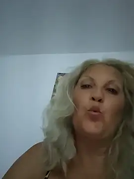 Snapshot of Divineblond chatting on July 5, 10:38 pm Divineblond online show from July 5, 10:38 pm