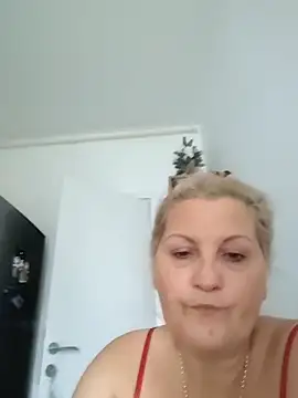 Snapshot of Divineblond chatting on November 12, 1:15 pm Divineblond online show from November 12, 1:15 pm