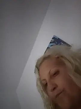 Snapshot of Divineblond chatting on July 17, 10:29 pm Divineblond online show from July 17, 10:29 pm