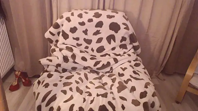 Snapshot of Divineblond chatting on November 6, 8:35 pm Divineblond online show from November 6, 8:35 pm