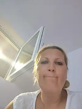 Snapshot of Divineblond chatting on June 10, 8:32 pm Divineblond online show from June 10, 8:32 pm