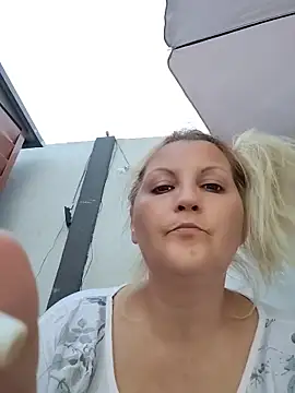 Snapshot of Divineblond chatting on June 13, 6:06 pm Divineblond online show from June 13, 6:06 pm