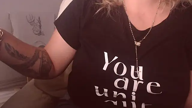 Snapshot of Divineblond chatting on September 17, 2:41 pm Divineblond online show from September 17, 2:41 pm