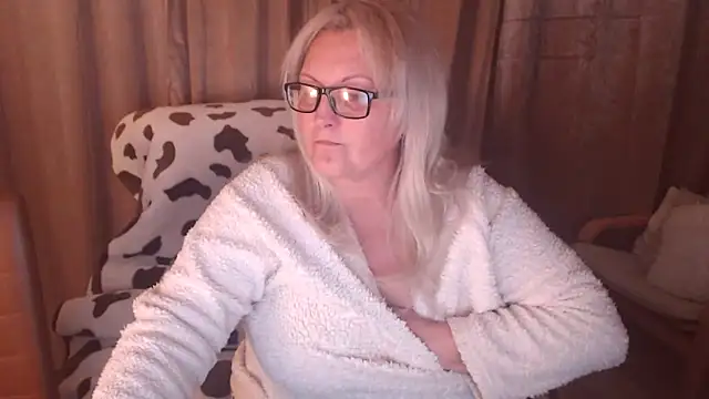 Snapshot of Divineblond chatting on November 15, 10:03 pm Divineblond online show from November 15, 10:03 pm