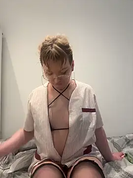 LilyFoot online show from April 27, 4:38 pm