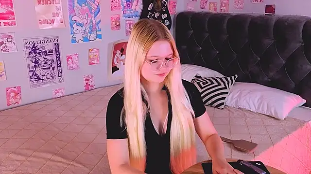 LunariaFox online show from July 31, 2:37 pm