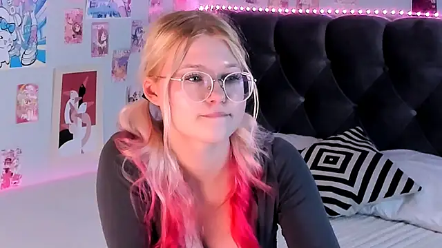 Snapshot of LunariaFox chatting on May 31, 6:09 pm LunariaFox online show from May 31, 6:09 pm