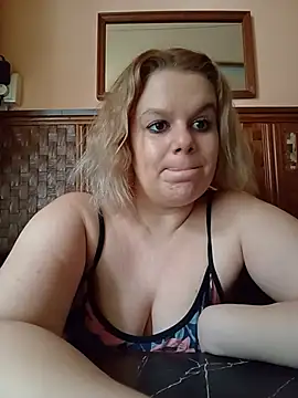Snapshot of Maryquenn chatting on July 8, 9:32 am Maryquenn online show from July 8, 9:32 am