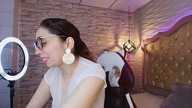stephaniesun  online show from April 27, 1:20 pm