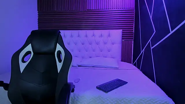 EmilyMora1  online show from May 26, 5:38 am