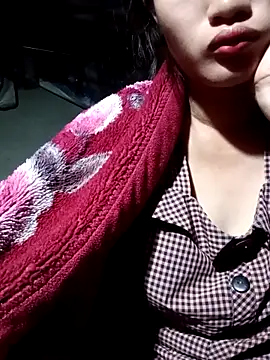 Snapshot of Rosie_LoveUU chatting on May 2, 1:33 am Rosie LoveUU online show from May 2, 1:33 am