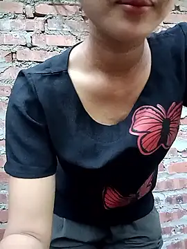 Snapshot of Rosie_LoveUU chatting on May 5, 11:13 am Rosie LoveUU online show from May 5, 11:13 am
