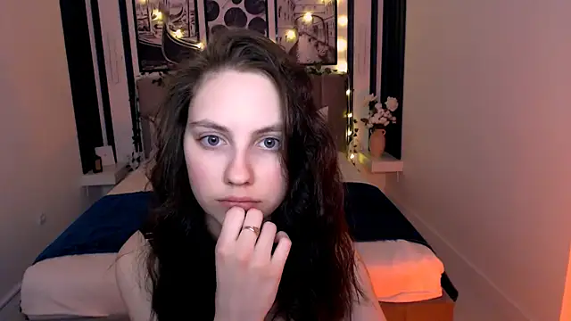 Snapshot of _AliceWells chatting on April 29, 6:06 am AliceWells online show from April 29, 6:06 am