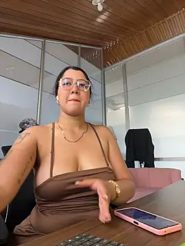Chloe Thomsoon  online show from June 1, 7:24 pm