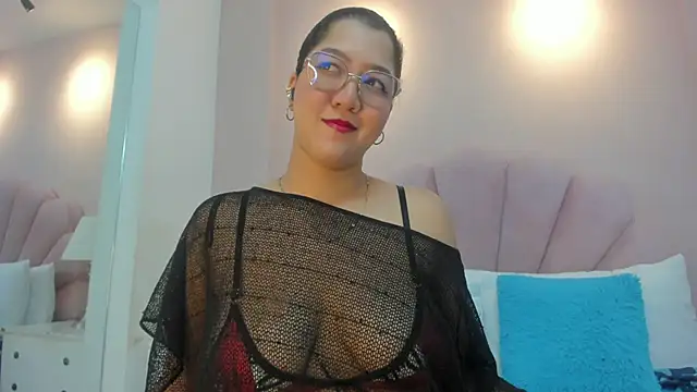 Chloe Thomsoon  online show from April 23, 12:22 pm